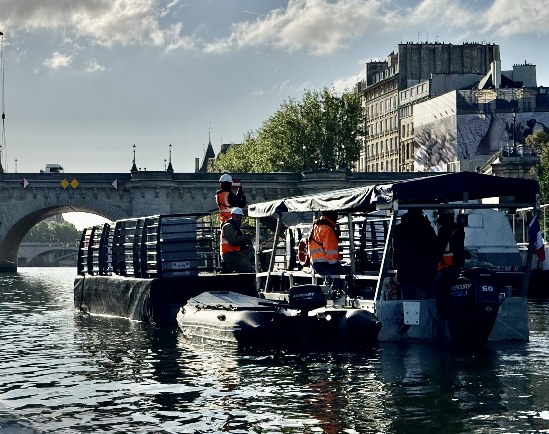 Structure gonflable géante installée sur le Pont Neuf par les équipes techniques