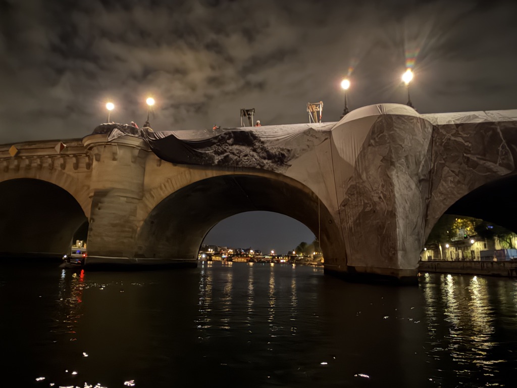 Montage d’une œuvre immersive de JR sur le plus vieux pont de Paris