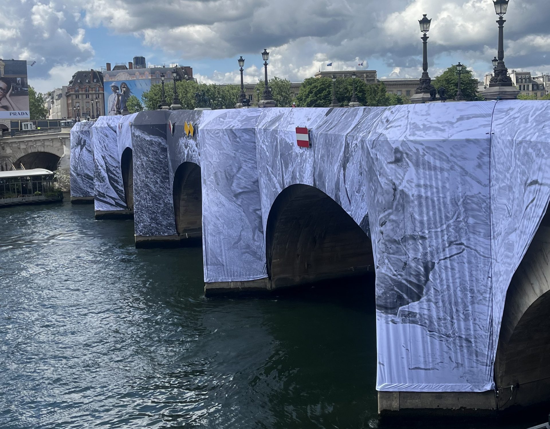 Ponton flottant et Zodiac pour le montage de la Caverne du Pont Neuf
