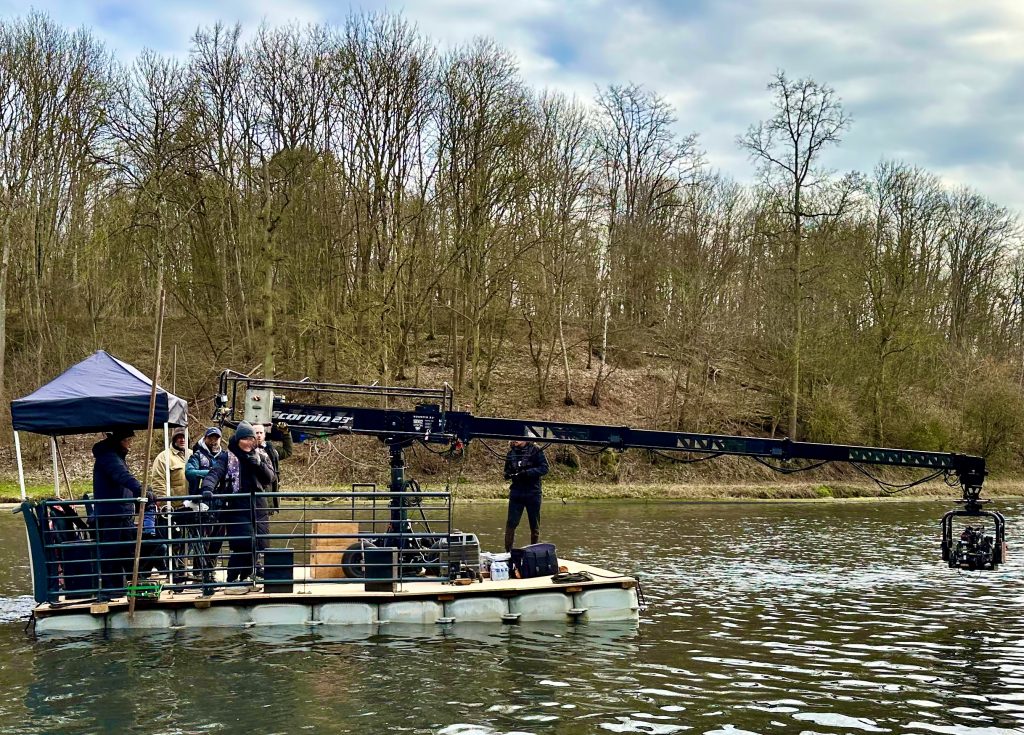 Location-ponton-flottant-grue-telescopique-tournage-cinema-barge