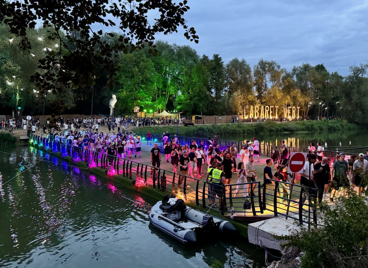 Nos 2 ponts flottants réalisés pour le Cabaret Vert ont vécu au rythme d'une musique éclectique pendant 4 jours, du 15 au 18 Août.