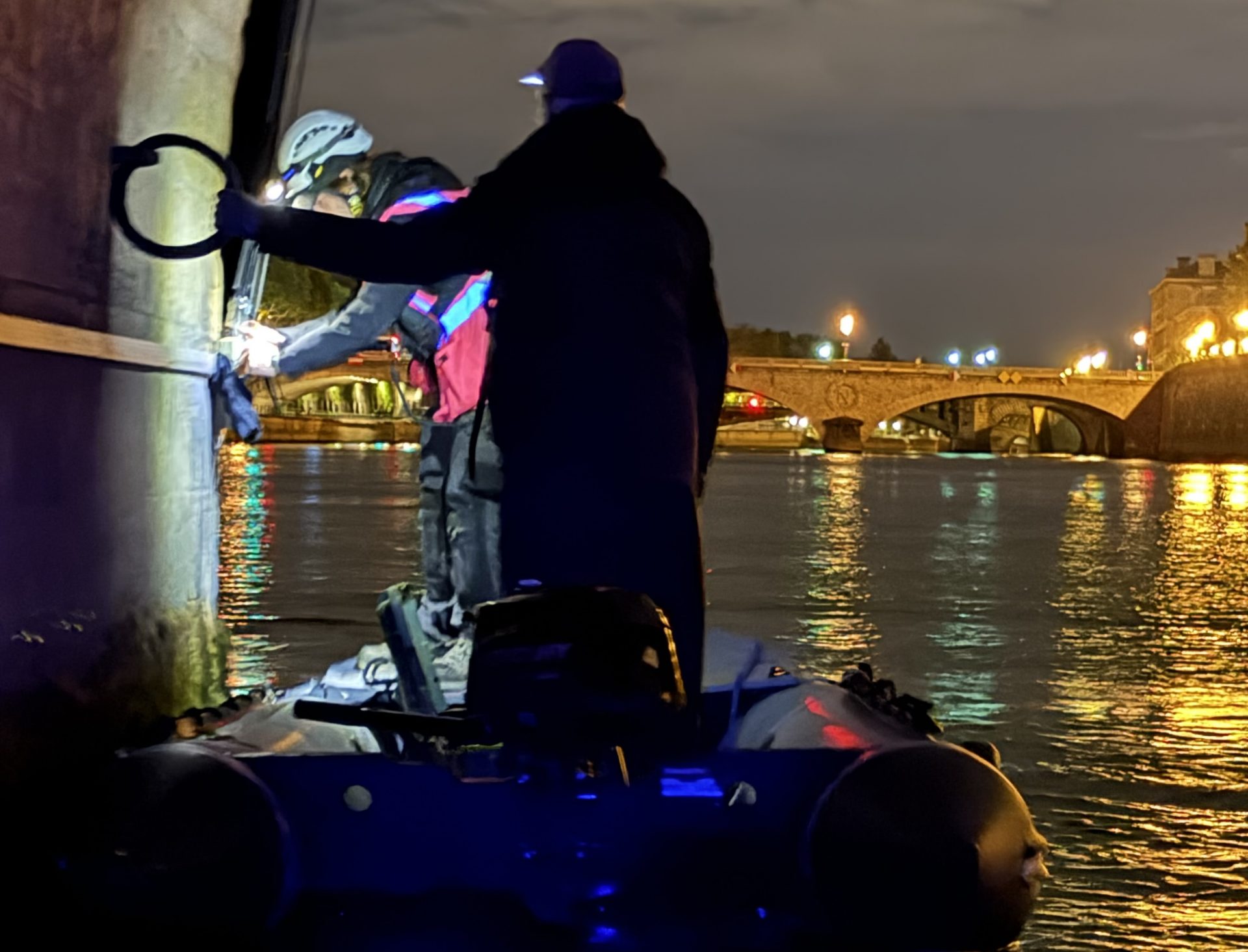 Zodiac en intervention sous les arches du Pont Neuf pour l’installation artistique de JR