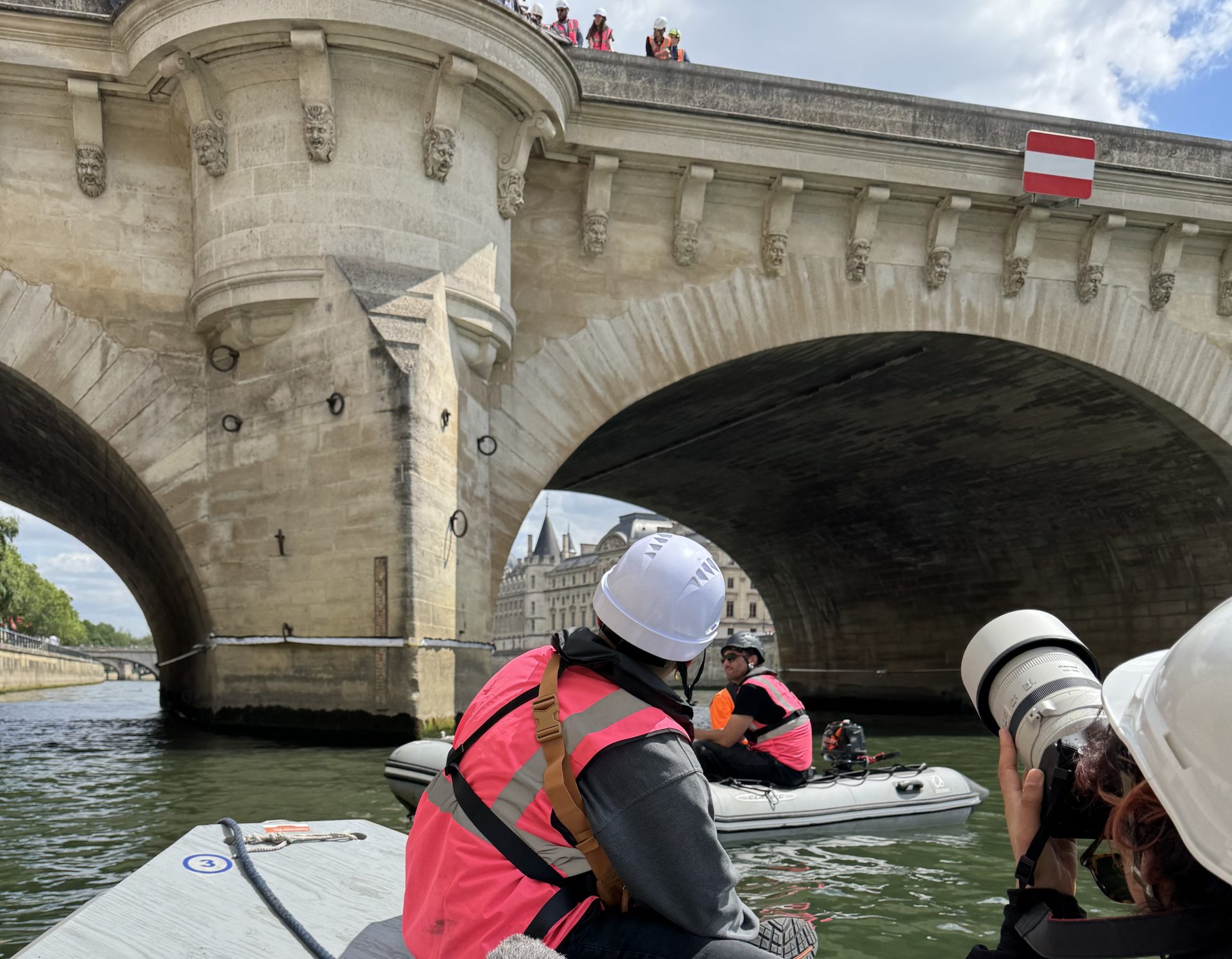 Montage d’une œuvre immersive de JR sur le plus vieux pont de Paris