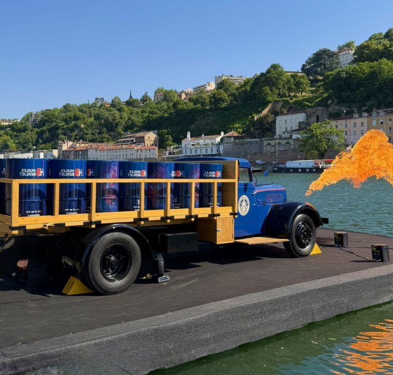 Camion au gazobois Berliet présenté sur la Saône