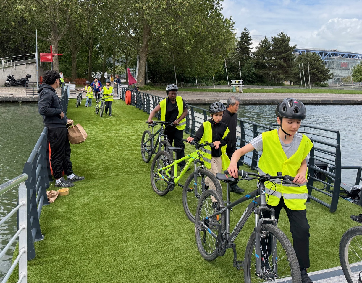 Mobilité urbaine et nautique : le succès du pont flottant de La Villette