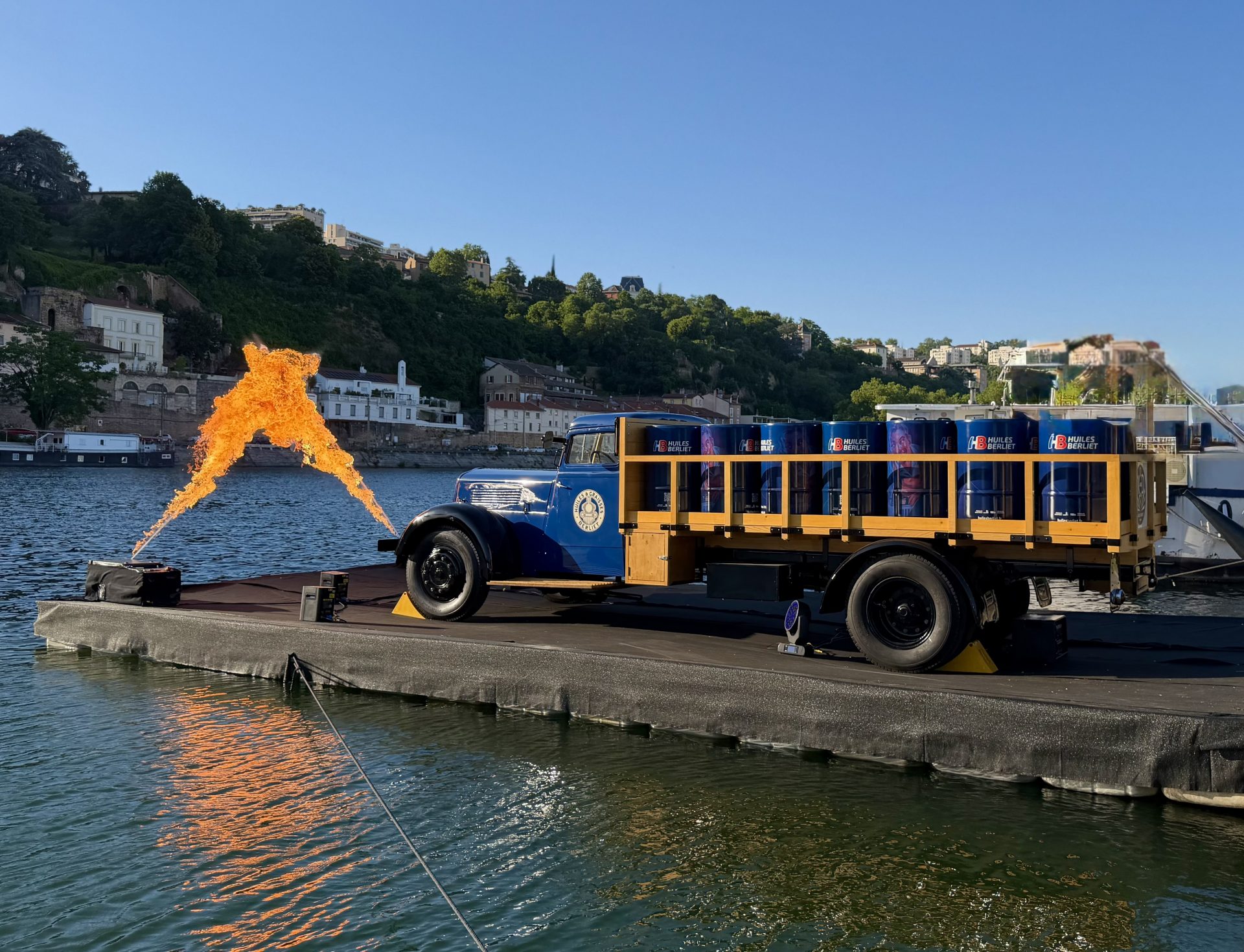Véhicule historique Berliet exposé sur ponton flottant