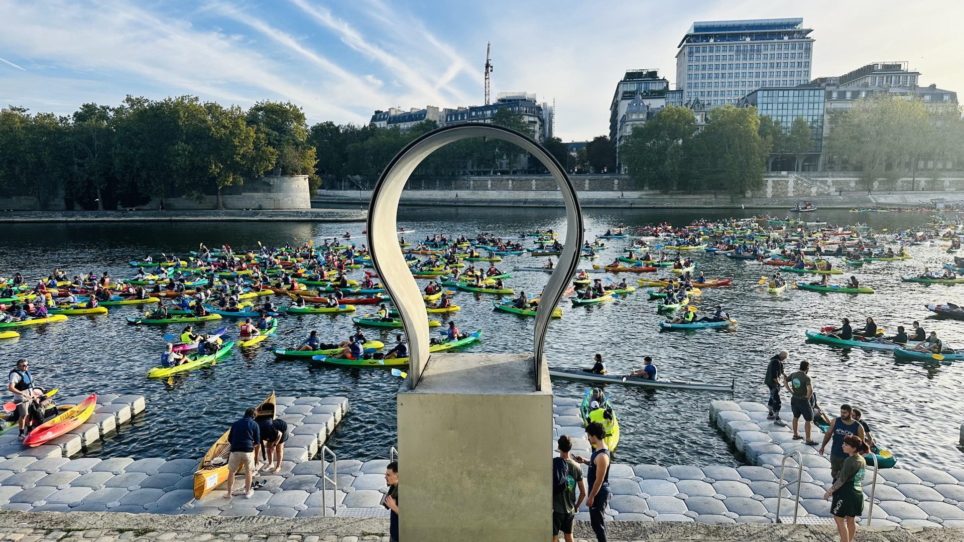 Installation de pontons flottants pour un événement nautique