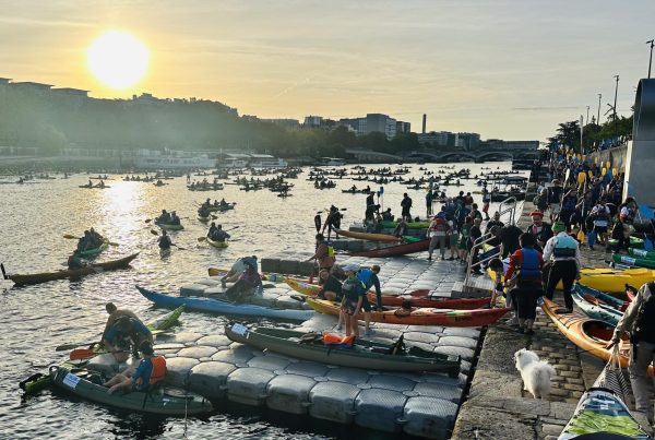 Installation événementielle de pontons flottants à Paris