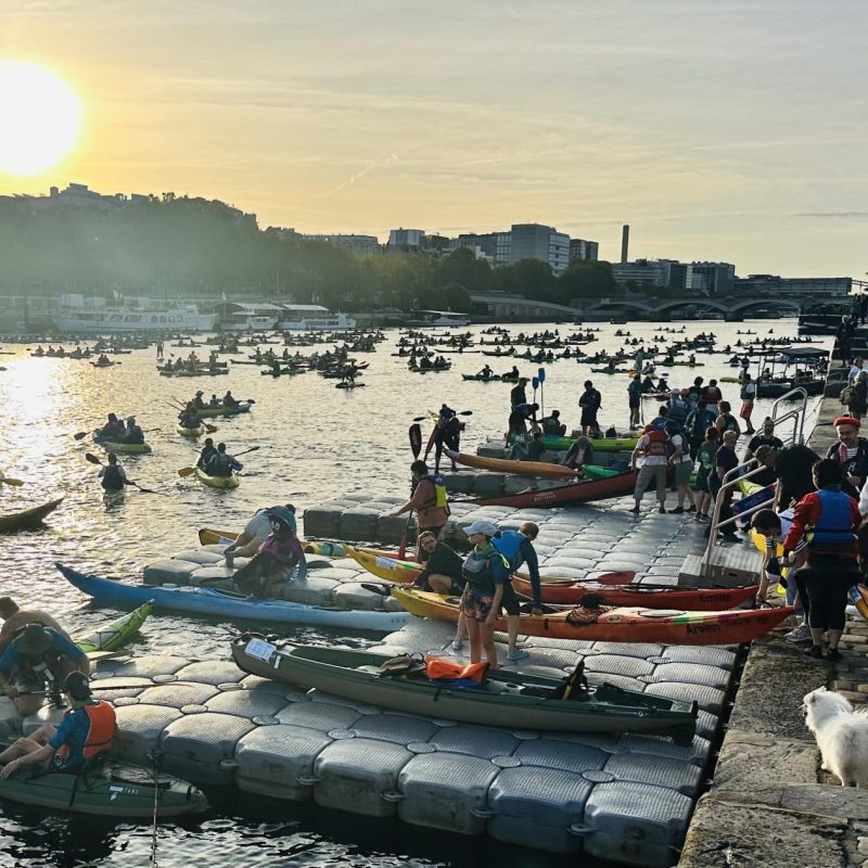 Installation événementielle de pontons flottants à Paris